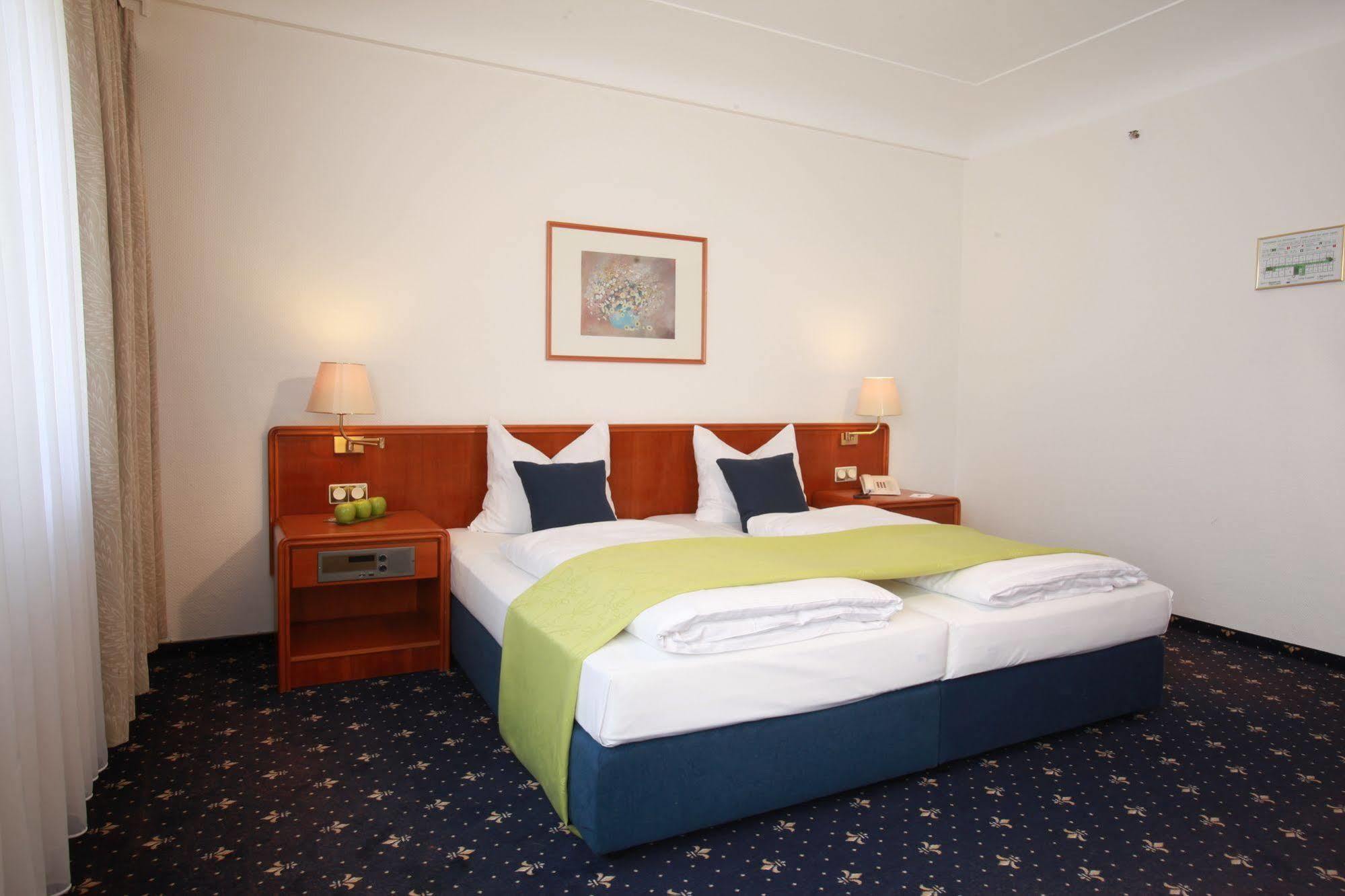 Hotel Excelsior - Central Station Frankfurt am Main Bilik gambar